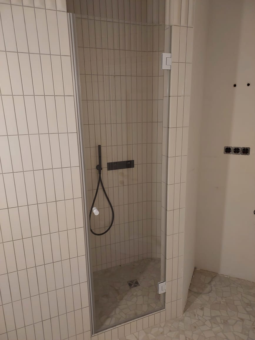 дверь в душевую из стекла на заказ в Москве1