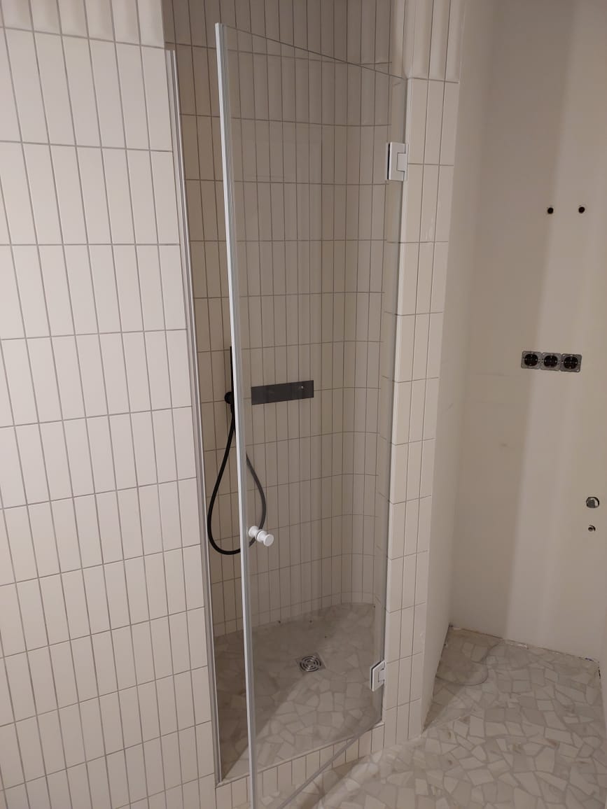 дверь в душевую из стекла на заказ в Москве1